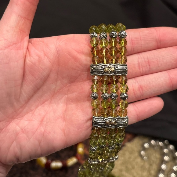 Chic Silver and Green Beaded Bracelet - Picture 2 of 3